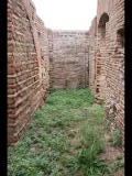 04820 ostia - regio i - insula xiv - caseggiato del mosaico del porto (i,xiv,2) - raum neben der treppe - bli ri westen - 09-2023.jpg